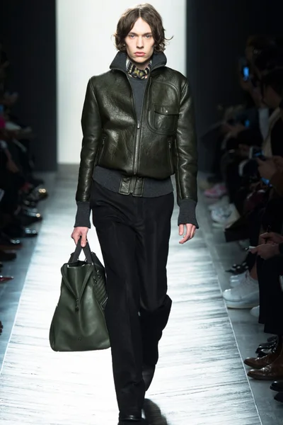 Look 16
